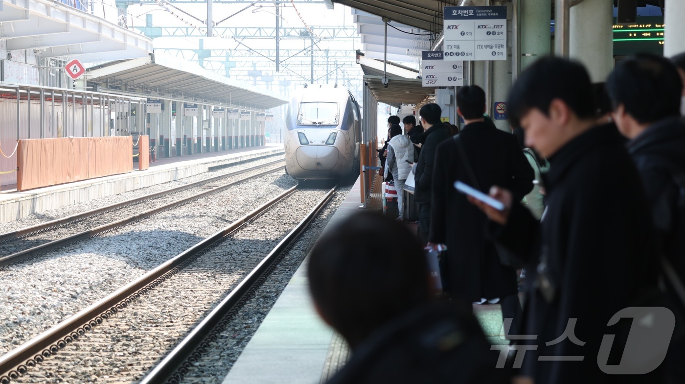 (전주=뉴스1) 유경석 기자 = 설 연휴 마지막 날인 18일 전북 전주시 전주역에 귀경열차가 들어서고 있다. 2026.2.18/뉴스1