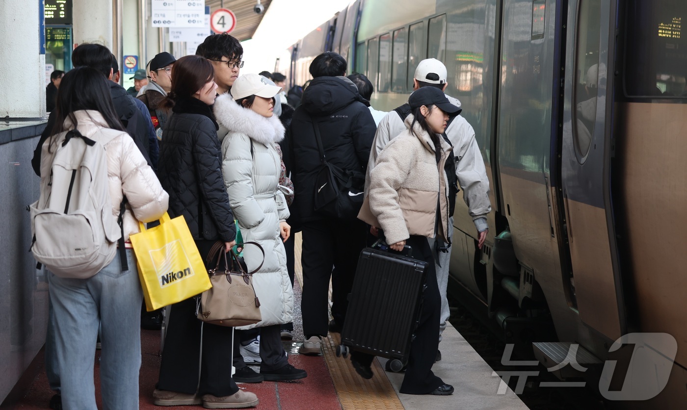 (전주=뉴스1) 유경석 기자 = 설 연휴 마지막 날인 18일 전북 전주시 전주역에서 귀경객들이 열차에 오르고 있다. 2026.2.18/뉴스1