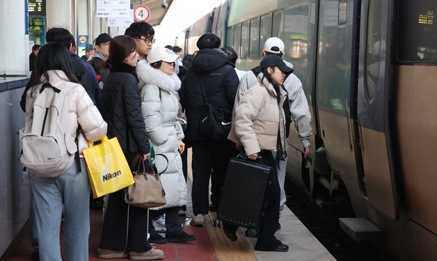 "밥 잘 챙겨 먹고"…전주역·버스터미널, 연휴 끝 차분한 귀경 풍경