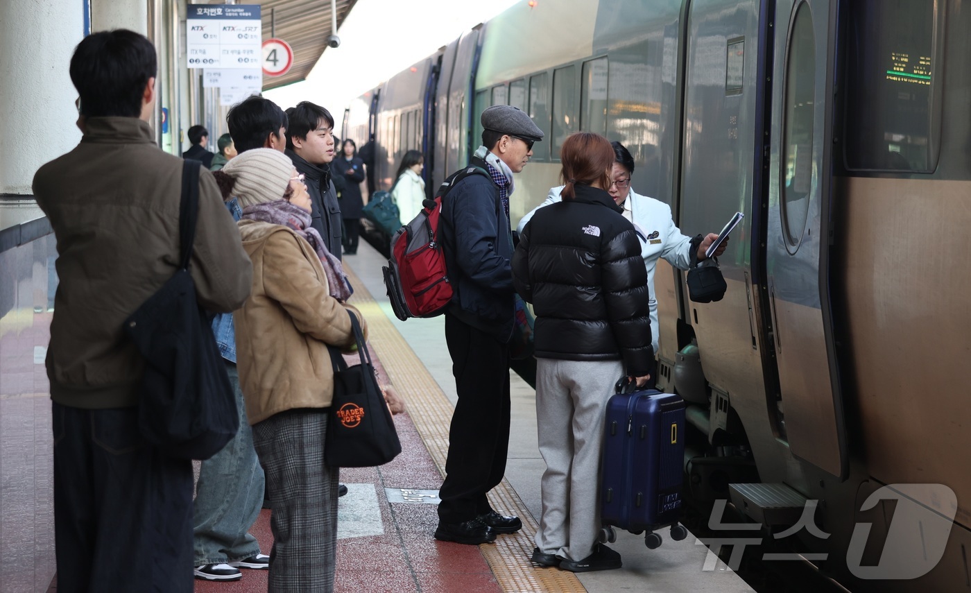 (전주=뉴스1) 유경석 기자 = 설 연휴 마지막 날인 18일 전북 전주시 전주역에서 귀경객들이 열차에 오르고 있다. 2026.2.18/뉴스1