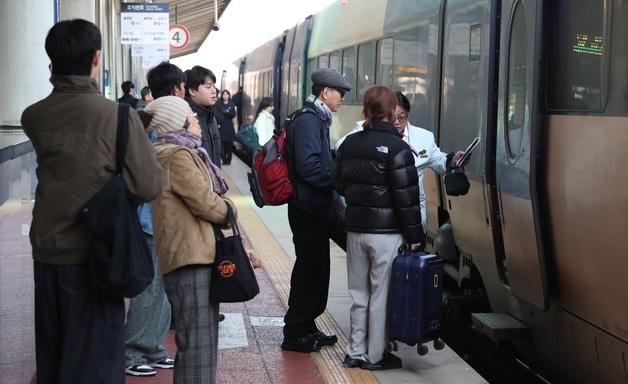 귀경열차 오르는 귀경객