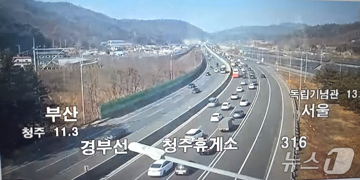 본문 이미지 - 18일 오전 낮 12시 기준  경부고속도로 청주휴게소 일대 구간  모습(한국도로공사 캡처)/뉴스1
