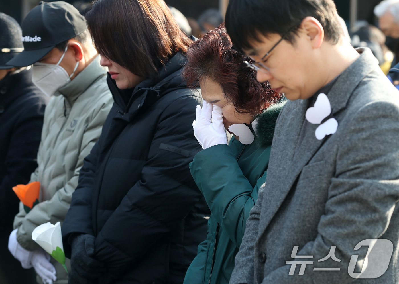 (대구=뉴스1) 공정식 기자 = 설 연휴 마지막 날인 18일 오전 대구 동구 팔공산 대구시민안전테마파크 추모탑 앞 광장에서 열린 '대구지하철화재참사 23주기 추모식'에 참석한 희생 …