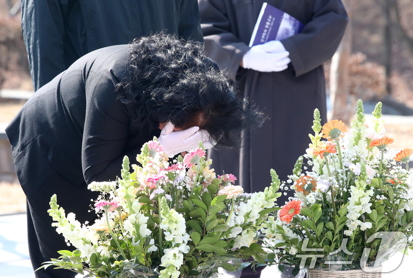 (대구=뉴스1) 공정식 기자 = 설 연휴 마지막 날인 18일 오전 대구 동구 팔공산 대구시민안전테마파크 추모탑 앞 광장에서 열린 '대구지하철화재참사 23주기 추모식'에서 한 유가족 …