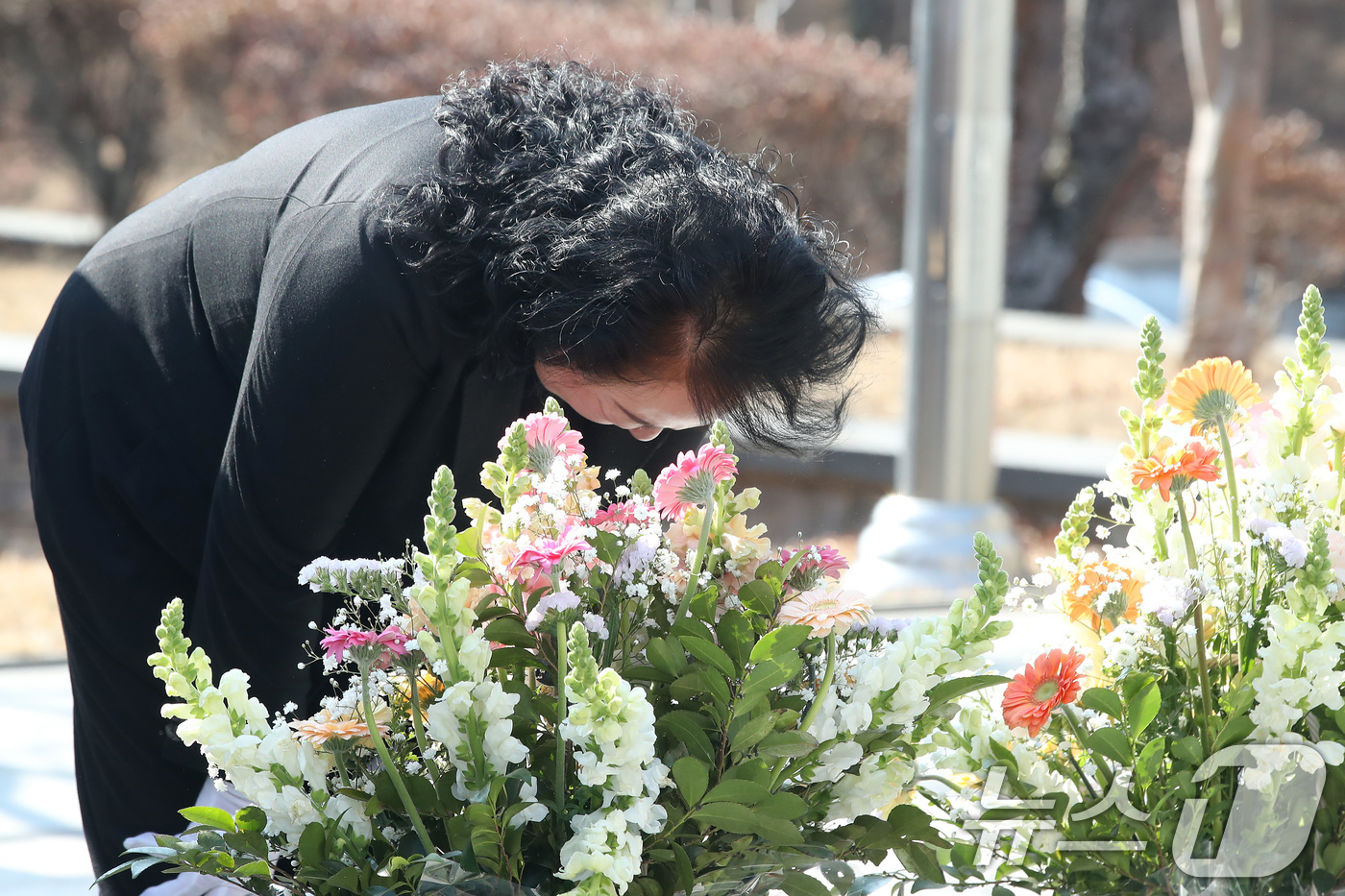 (대구=뉴스1) 공정식 기자 = 설 연휴 마지막 날인 18일 오전 대구 동구 팔공산 대구시민안전테마파크 추모탑 앞 광장에서 열린 '대구지하철화재참사 23주기 추모식'에서 한 유가족 …