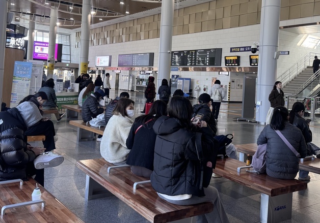 짧았던 설, 길어진 배웅…울산 태화강역 연휴 마지막 날