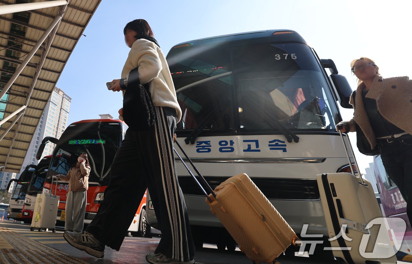 본문 이미지 - 설 연휴 마지막 날인 18일 서울 서초구 강남고속버스터미널에서 귀경객들이 버스에서 내려 귀가하고 있다. 한국도로공사는 교통 혼잡이 오후 3~4시께 정점을 찍은 뒤 오후 11~12시 사이 점차 해소될 것으로 내다보고 있다. 2026.2.18 ⓒ 뉴스1 오대일 기자