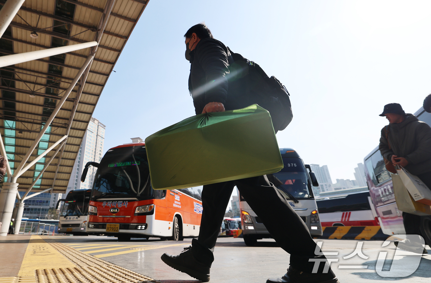 (서울=뉴스1) 오대일 기자 = 설 연휴 마지막 날인 18일 서울 서초구 강남고속버스터미널에서 귀경객들이 버스에서 내려 귀가하고 있다.한국도로공사는 교통 혼잡이 오후 3~4시께 정 …