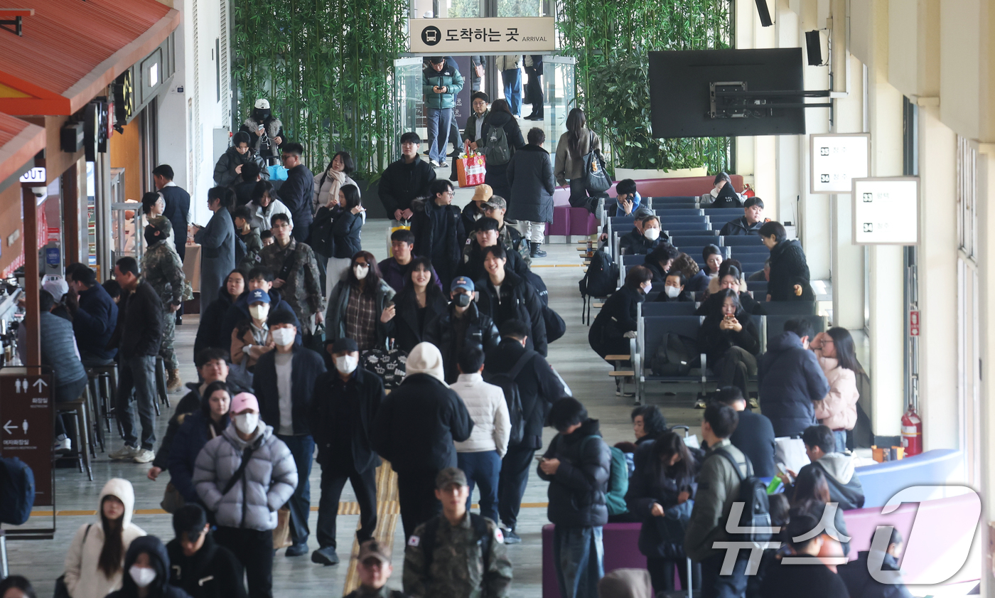 (서울=뉴스1) 오대일 기자 = 설 연휴 마지막 날인 18일 서울 서초구 강남고속버스터미널이 귀경 인파로 붐비고 있다.한국도로공사는 교통 혼잡이 오후 3~4시께 정점을 찍은 뒤 오 …