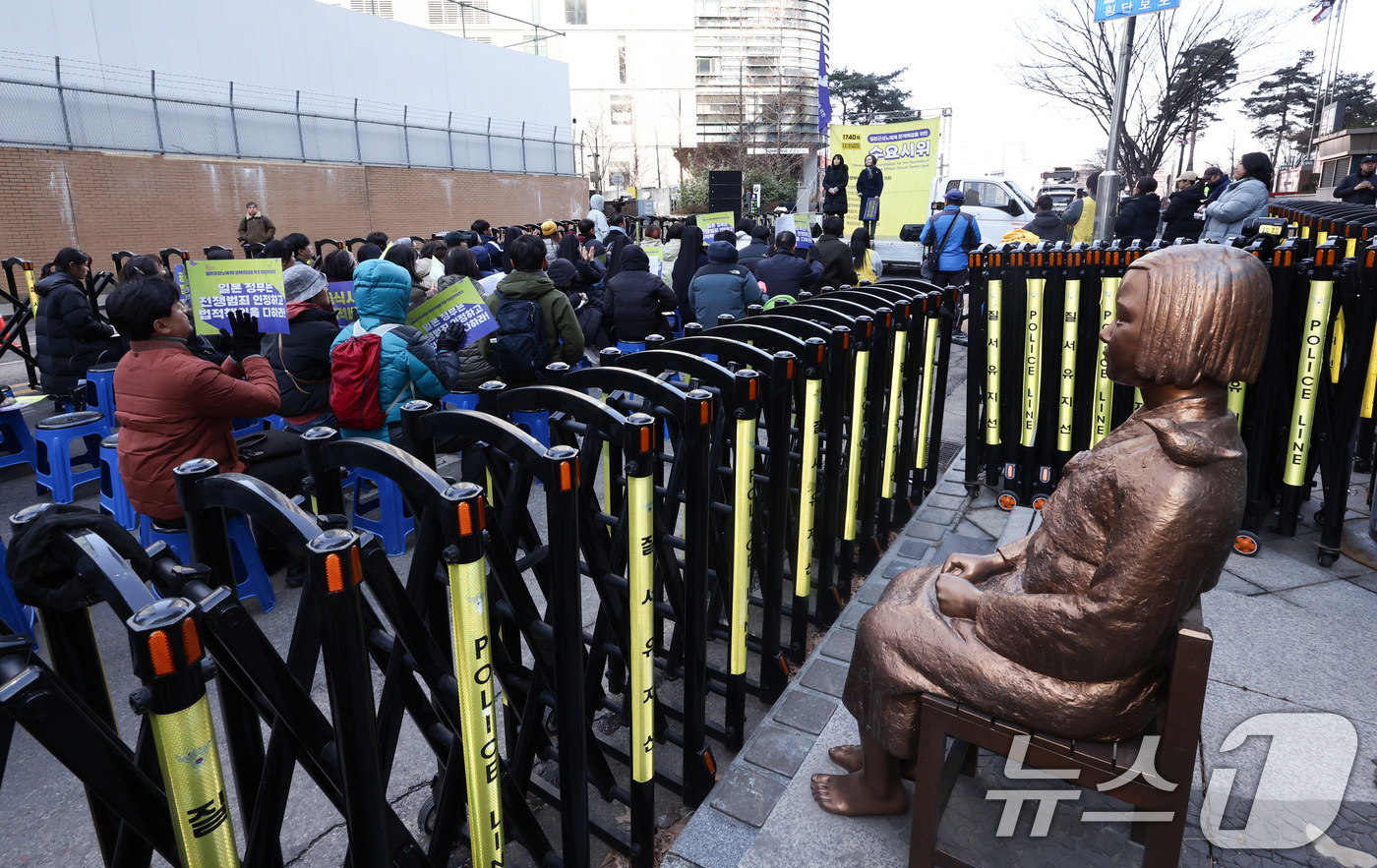 (서울=뉴스1) 최지환 기자 = 18일 서울 종로구 주한일본대사관 인근 평화의 소녀상 앞에서 '일본군성노예제 문제해결을 위한 수요시위'가 열리고 있다. 2026.2.18/뉴스1