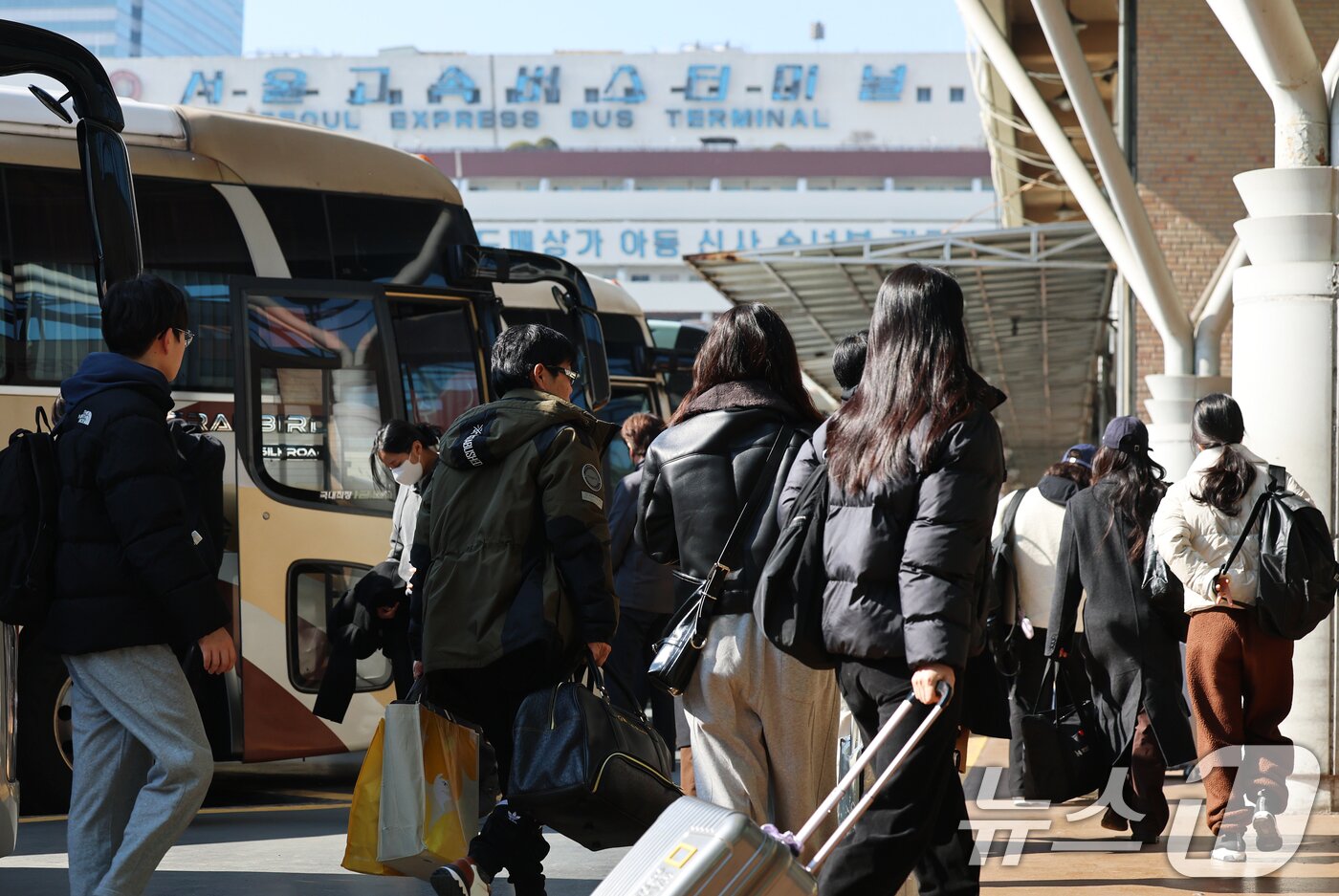 본문 이미지 - 설 연휴 마지막 날인 18일 서울 서초구 강남고속버스터미널에서 귀경객들이 버스에서 내려 귀가하고 있다. 한국도로공사는 교통 혼잡이 오후 3~4시께 정점을 찍은 뒤 오후 11~12시 사이 점차 해소될 것으로 내다보고 있다. 2026.2.18 ⓒ 뉴스1 오대일 기자