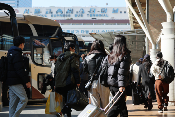 "짧았던 연휴, 길어진 인사"…전국 공항·역·터미널 귀경객 북적(종합)