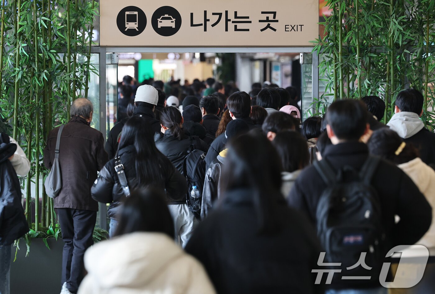 본문 이미지 - 설 연휴 마지막 날인 18일 서울 서초구 강남고속버스터미널에서 귀경객들이 버스에서 내려 귀가하고 있다. 한국도로공사는 교통 혼잡이 오후 3~4시께 정점을 찍은 뒤 오후 11~12시 사이 점차 해소될 것으로 내다보고 있다. 2026.2.18 ⓒ 뉴스1 오대일 기자