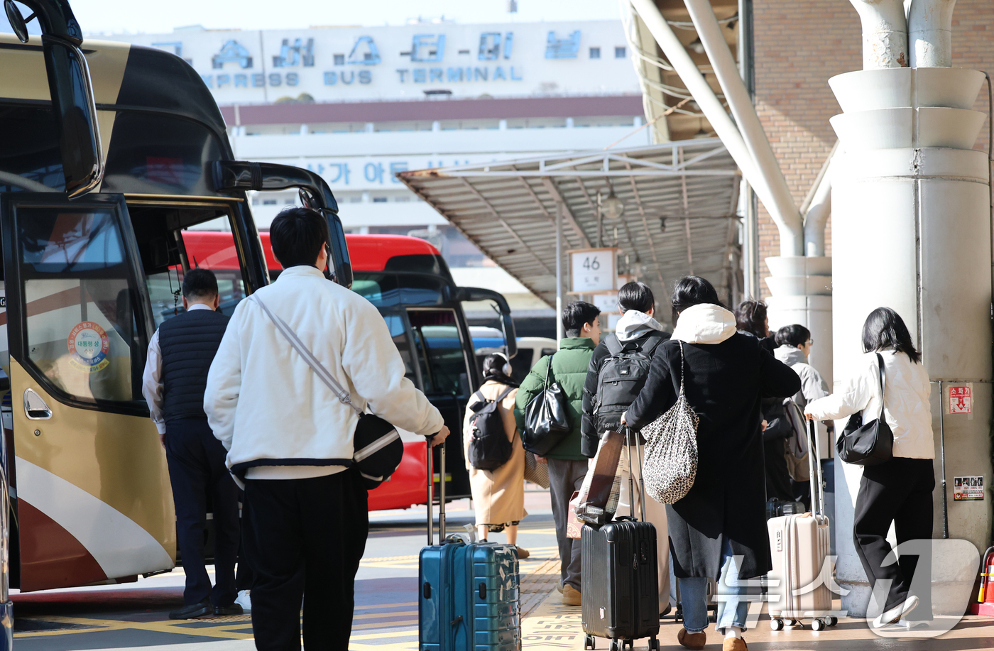 (서울=뉴스1) 오대일 기자 = 설 연휴 마지막 날인 18일 서울 서초구 강남고속버스터미널에서 귀경객들이 버스에서 내려 귀가하고 있다.한국도로공사는 교통 혼잡이 오후 3~4시께 정 …