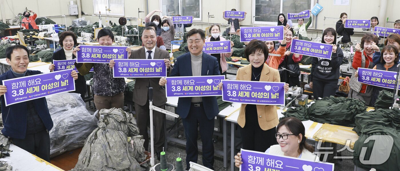 본문 이미지 - 김관영 전북도지사가 여성 기업을 방문했다.(전북도제공, 재판매 및 DB금지)2026.2.18/뉴스1