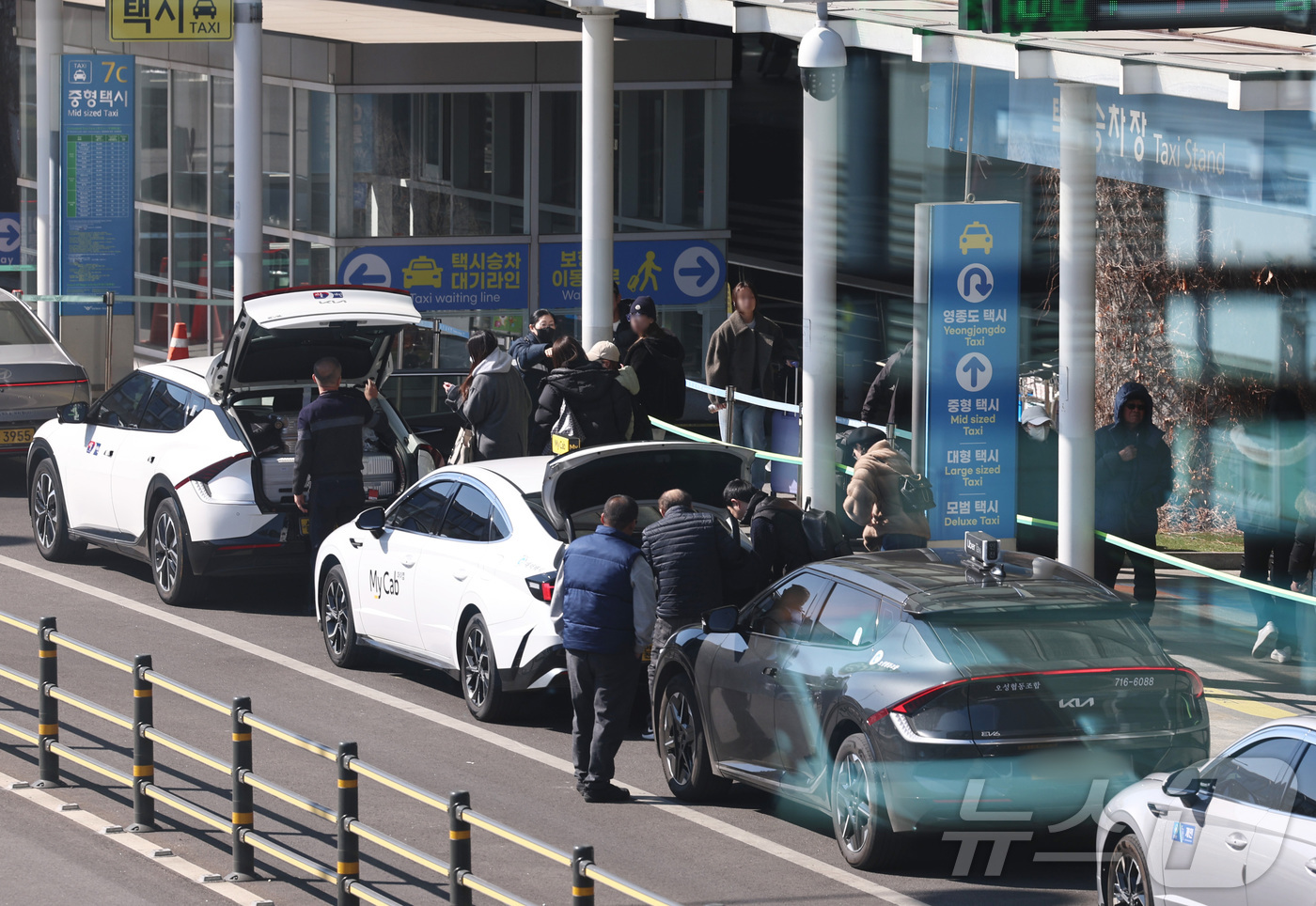 (인천공항=뉴스1) 구윤성 기자 = 설 연휴 마지막날인 18일 오후 인천국제공항 제1여객터미널에서 해외여행객들이 도심으로 향하는 택시를 타고 있다.  2026.2.18/뉴스1