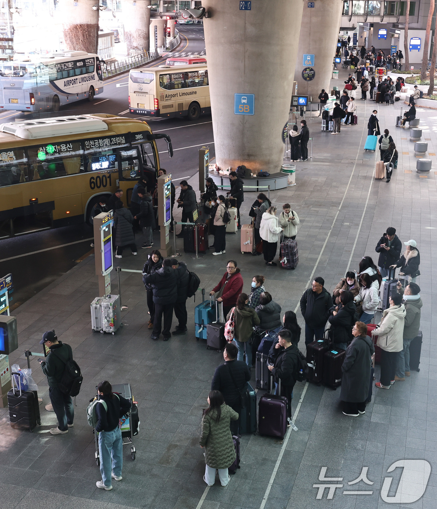 (인천공항=뉴스1) 구윤성 기자 = 설 연휴 마지막날인 18일 오후 인천국제공항 제1여객터미널에서 해외여행객들이 도심으로 향하는 버스를 기다리고 있다. 2026.2.18/뉴스1