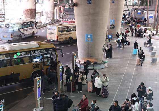 버스 기다리는 여행객들