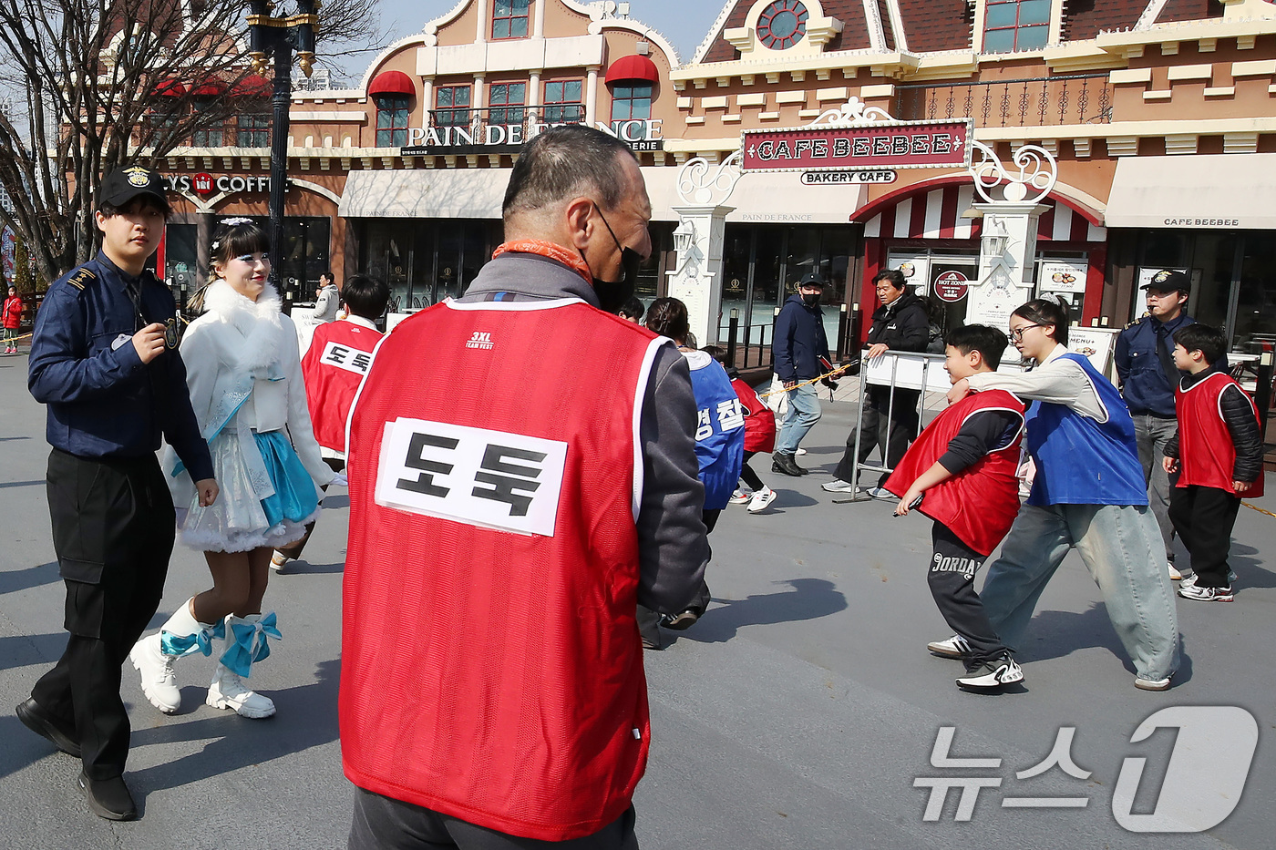 (대구=뉴스1) 공정식 기자 = 설 연휴 마지막 날인 18일 오후 대구 달서구 테마파크 이월드를 찾은 시민들이 경찰과 도둑으로 팀을 나눠 쫓고 쫓기는 추격전을 펼치는 '경도 게임' …
