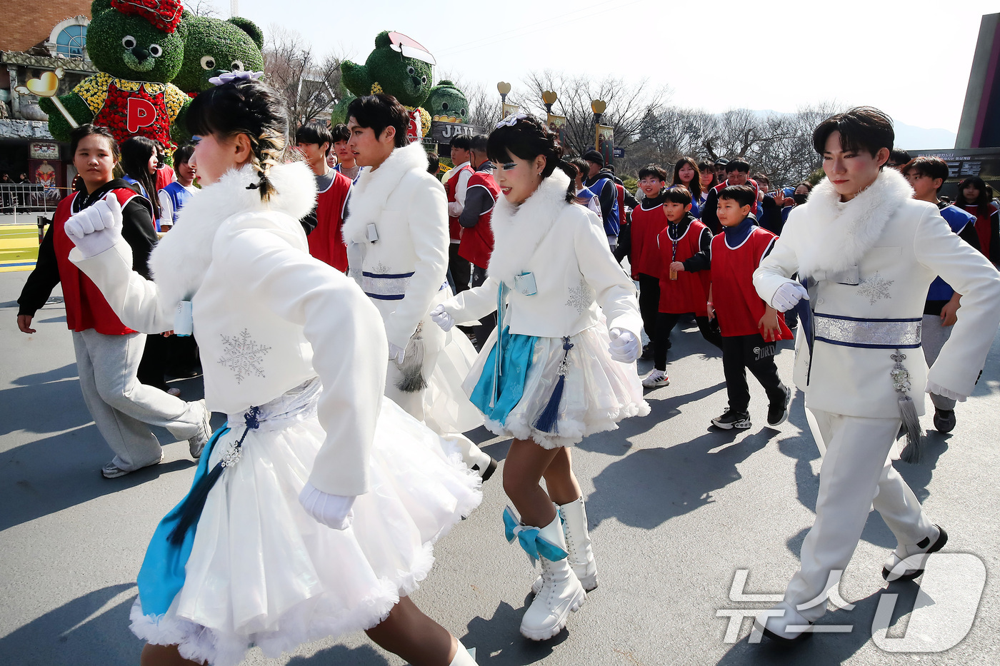 (대구=뉴스1) 공정식 기자 = 설 연휴 마지막 날인 18일 오후 대구 달서구 테마파크 이월드를 찾은 시민들이 경찰과 도둑으로 팀을 나눠 쫓고 쫓기는 추격전을 펼치는 '경도 게임' …