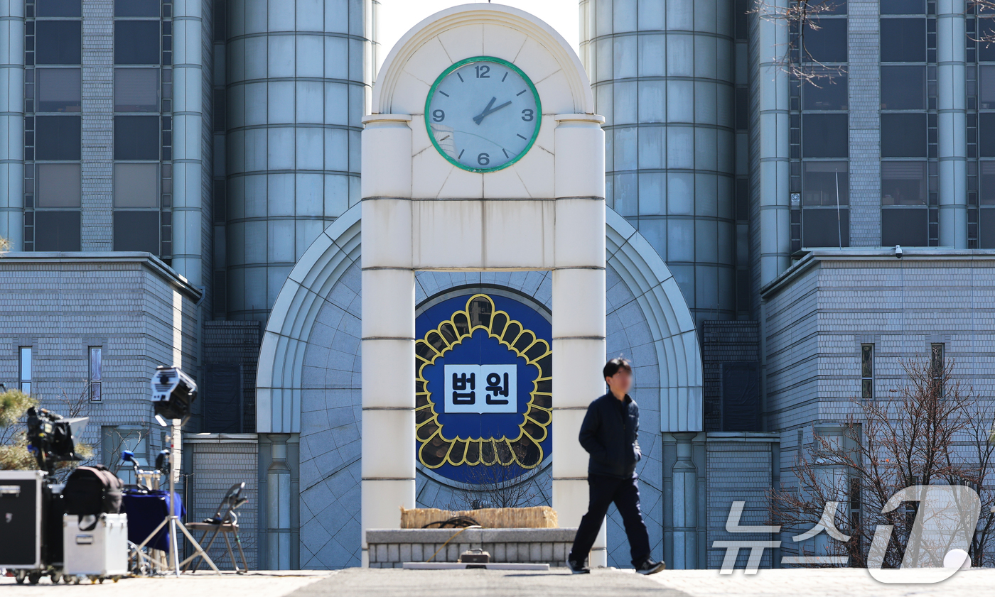 (서울=뉴스1) 오대일 기자 = 12·3 비상계엄과 관련한 윤석열 전 대통령의 내란 우두머리 혐의 사건 1심 선고를 하루 앞둔 18일 서울 서초구 서울중앙지방법원에 정적이 감돌고 …