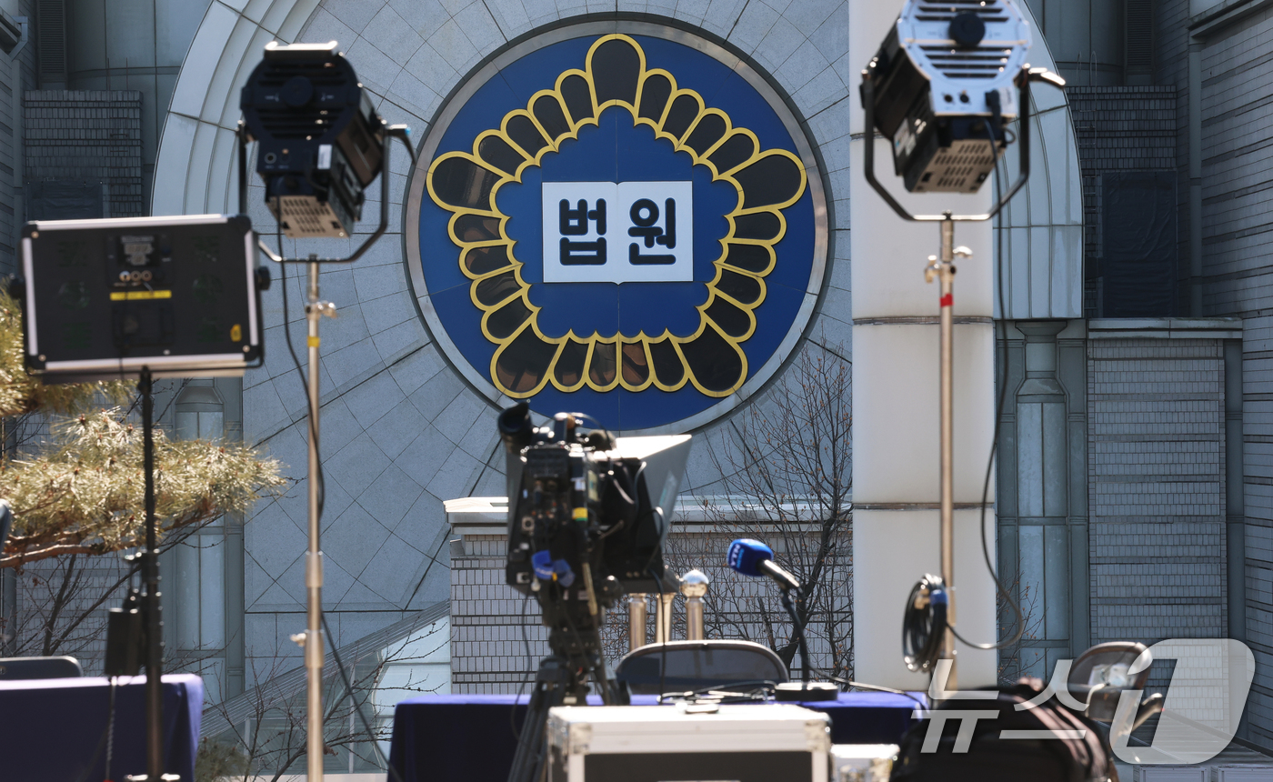 (서울=뉴스1) 오대일 기자 = 12·3 비상계엄과 관련한 윤석열 전 대통령의 내란 우두머리 혐의 사건 1심 선고를 하루 앞둔 18일 서울 서초구 서울중앙지방법원에 방송사 중계 장 …