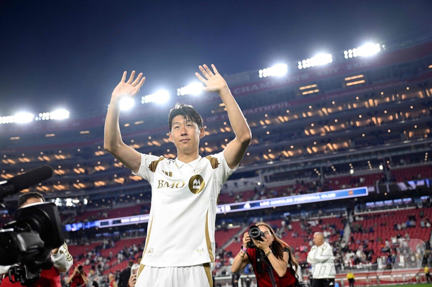본문 이미지 - LA FC 공격수 손흥민이 시즌 첫 경기에서 1골 3도움으로 맹활약했다. ⓒ AFP=뉴스1