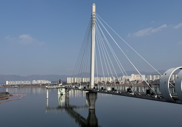 남춘천역에 남은 마지막 인사…연휴 끝자락, 다시 일상으로