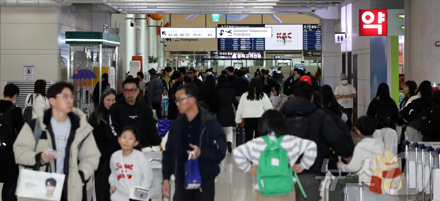 본문 이미지 - 설 연휴 마지막 날인 18일 오후 제주국제공항이 이용객들로 북적이고 있다. 2026.2.18 ⓒ 뉴스1 오미란 기자
