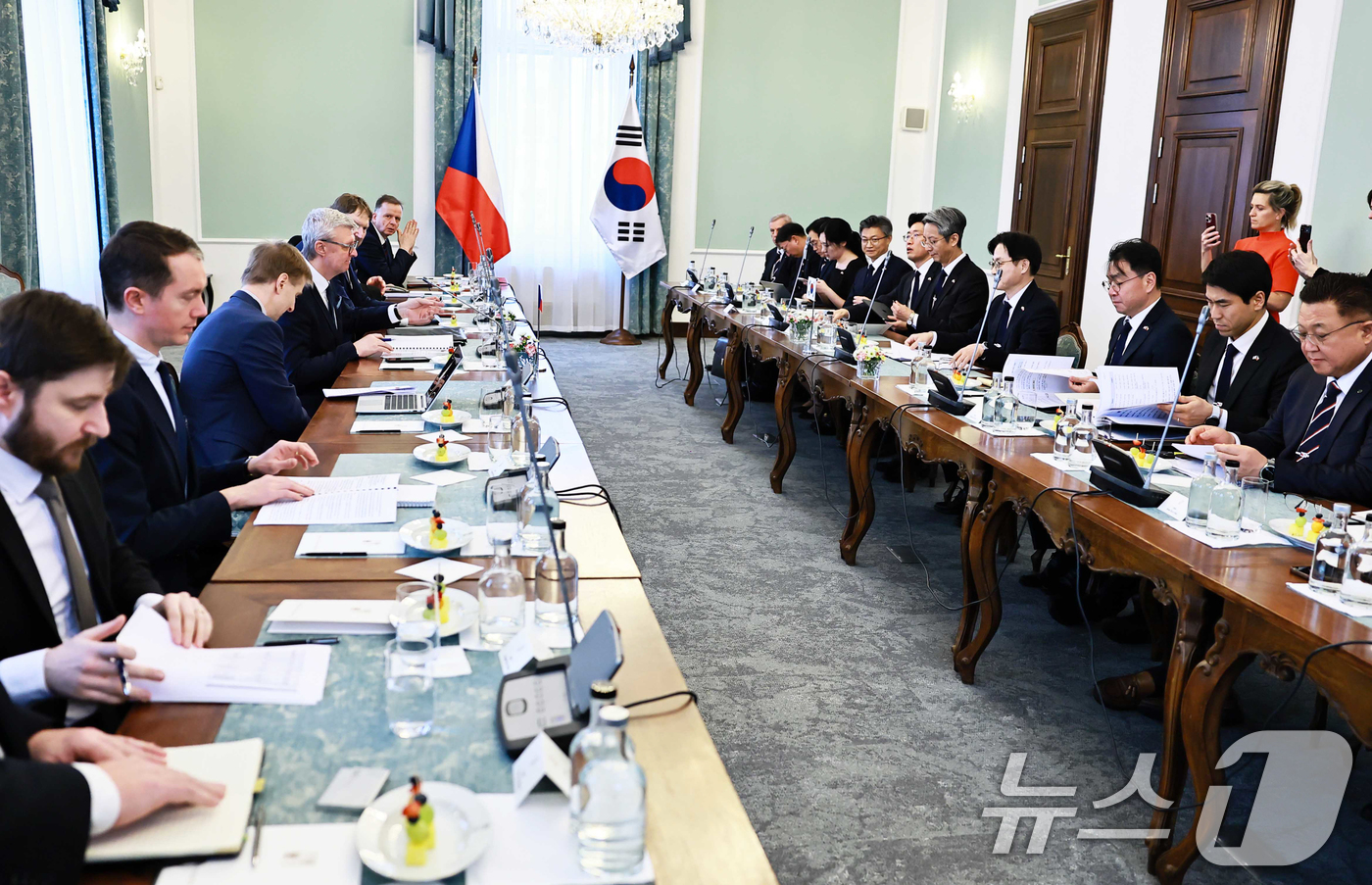 (서울=뉴스1) = 김정관 산업통상부 장관이 16일(현지시간) 체코 총리실 회의실에서 카렐 하블리첵(Karel Havlicek) 체코 산업통상부 장관과 면담을 갖고, 두코바니 신규 …