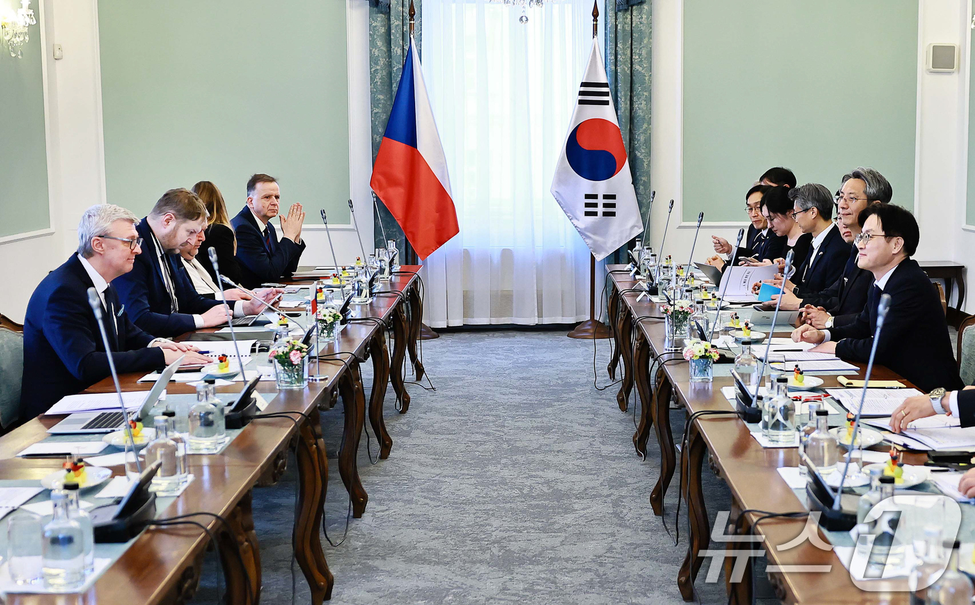 (서울=뉴스1) = 김정관 산업통상부 장관이 16일(현지시간) 체코 총리실 회의실에서 카렐 하블리첵(Karel Havlicek) 체코 산업통상부 장관과 면담을 갖고, 두코바니 신규 …