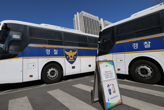 법원 에워싼 경찰 차벽