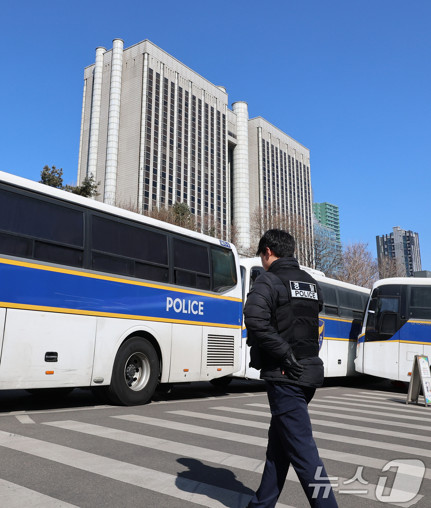 (서울=뉴스1) 오대일 기자 = 12·3 비상계엄과 관련한 윤석열 전 대통령의 내란 우두머리 혐의 사건 1심 선고를 하루 앞둔 18일 서울 서초구 서울중앙지방법원 앞 삼거리에 경찰 …
