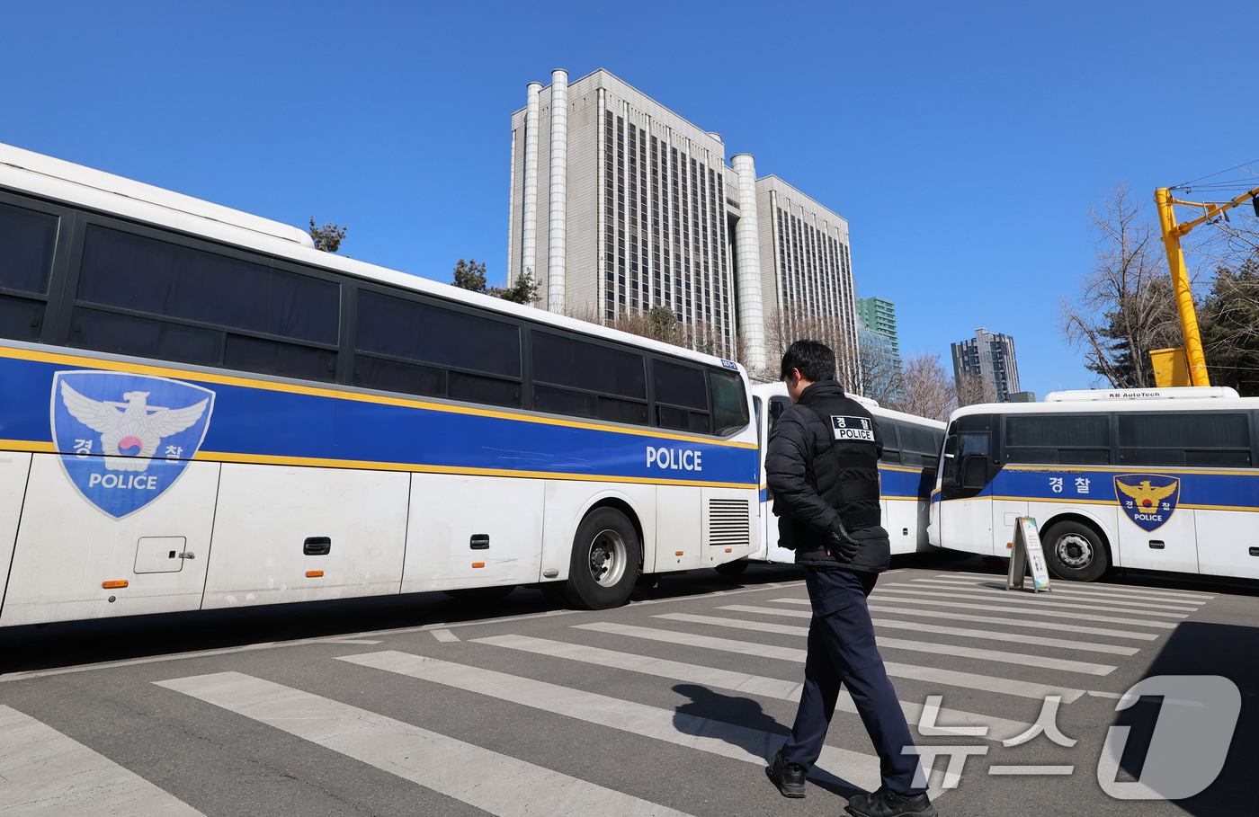 (서울=뉴스1) 오대일 기자 = 12·3 비상계엄과 관련한 윤석열 전 대통령의 내란 우두머리 혐의 사건 1심 선고를 하루 앞둔 18일 서울 서초구 서울중앙지방법원 앞 삼거리에 경찰 …