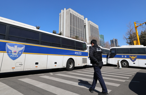 尹 내란 선고 앞두고 '철통 방어'