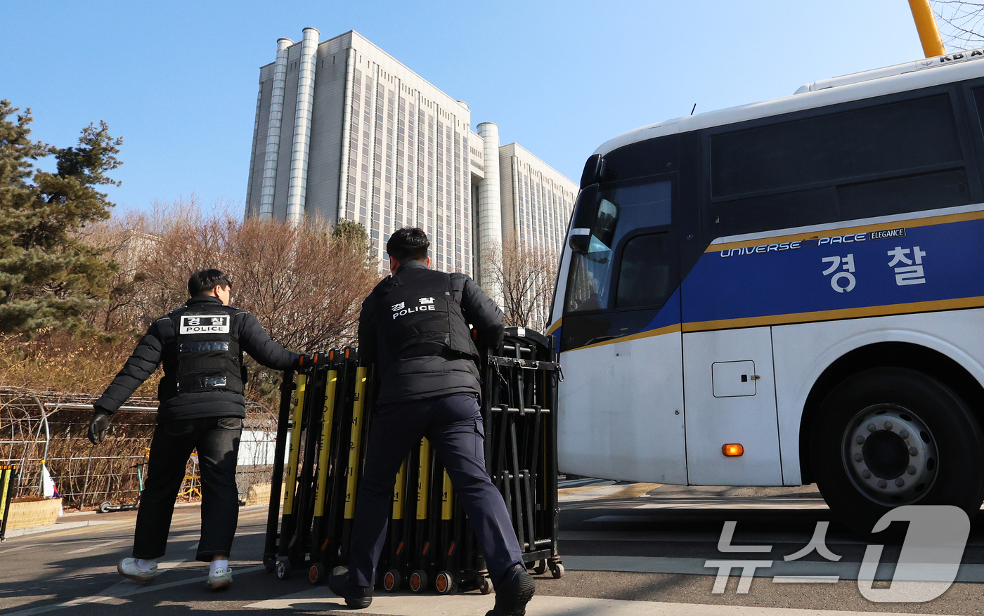 (서울=뉴스1) 오대일 기자 = 12·3 비상계엄과 관련한 윤석열 전 대통령의 내란 우두머리 혐의 사건 1심 선고를 하루 앞둔 18일 서울 서초구 서울중앙지방법원 정문 앞에서 경찰 …