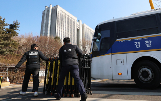 윤석열 내란 선고 앞두고 통제되는 법원
