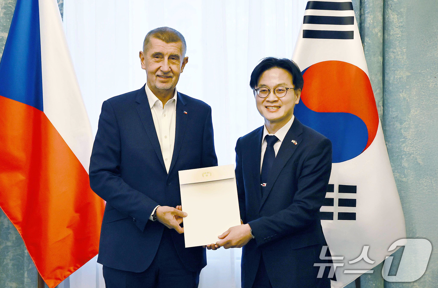 (서울=뉴스1) = 김정관 산업통상부 장관이 16일(현지시간) 체코 총리실 회의실에서 안드레이 바비시(Andrej Babiš) 체코 총리와 면담을 갖고, 취임축하와 각별한 안부를 …