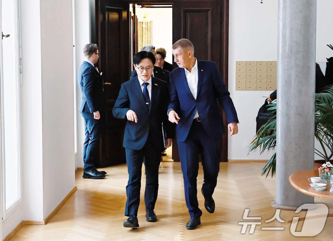 (서울=뉴스1) = 김정관 산업통상부 장관이 16일(현지시간) 체코 총리실 회의실에서 안드레이 바비시(Andrej Babiš) 체코 총리와 면담을 가졌다. (산업통상부 제공. 재판 …