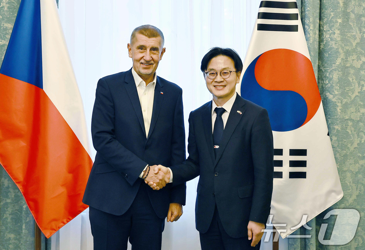 (서울=뉴스1) = 김정관 산업통상부 장관이 16일(현지시간) 체코 총리실 회의실에서 안드레이 바비시(Andrej Babiš) 체코 총리와 면담을 가졌다. (산업통상부 제공. 재판 …