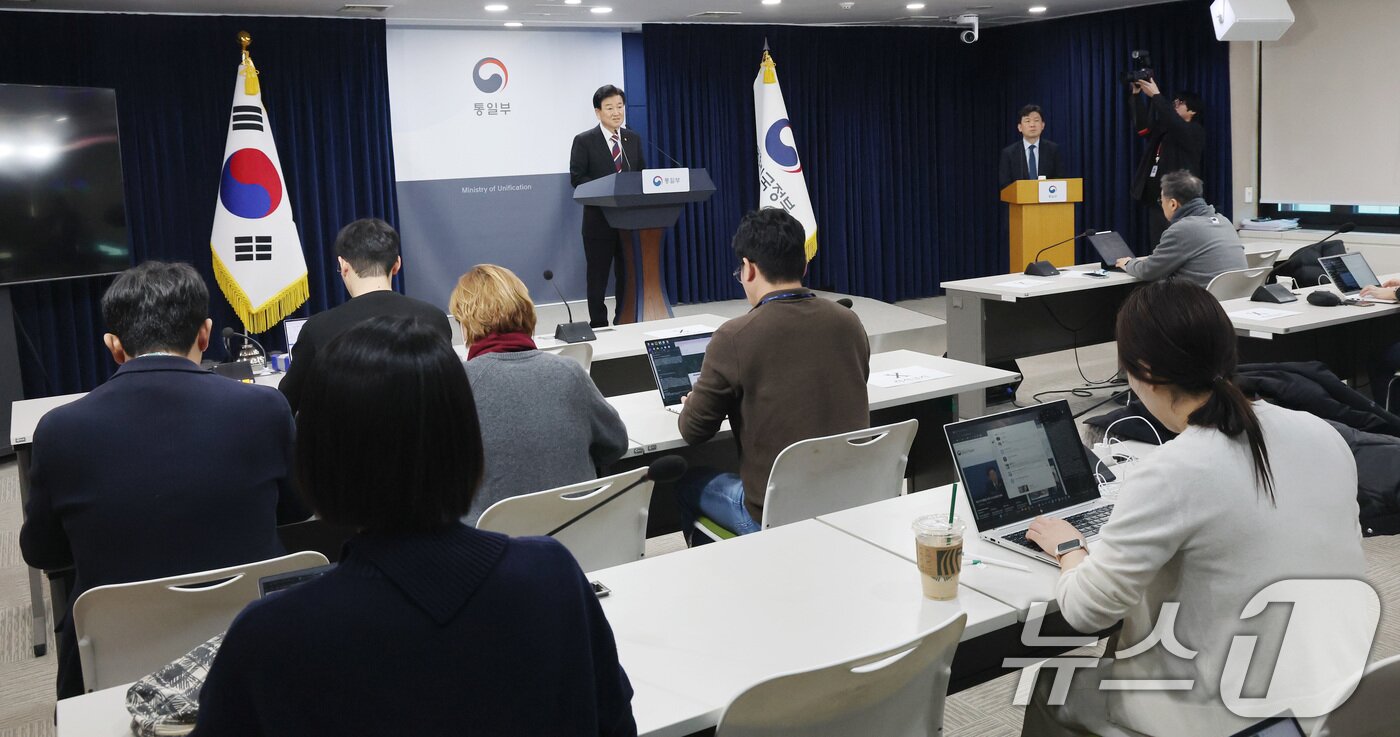 본문 이미지 - 정동영 통일부 장관이 18일 서울 종로구 정부서울청사에서 무인기 사건 관련 입장 및 재발방지대책 추진 계획을 발표하고 있다. 2026.2.18 ⓒ 뉴스1 임세영 기자