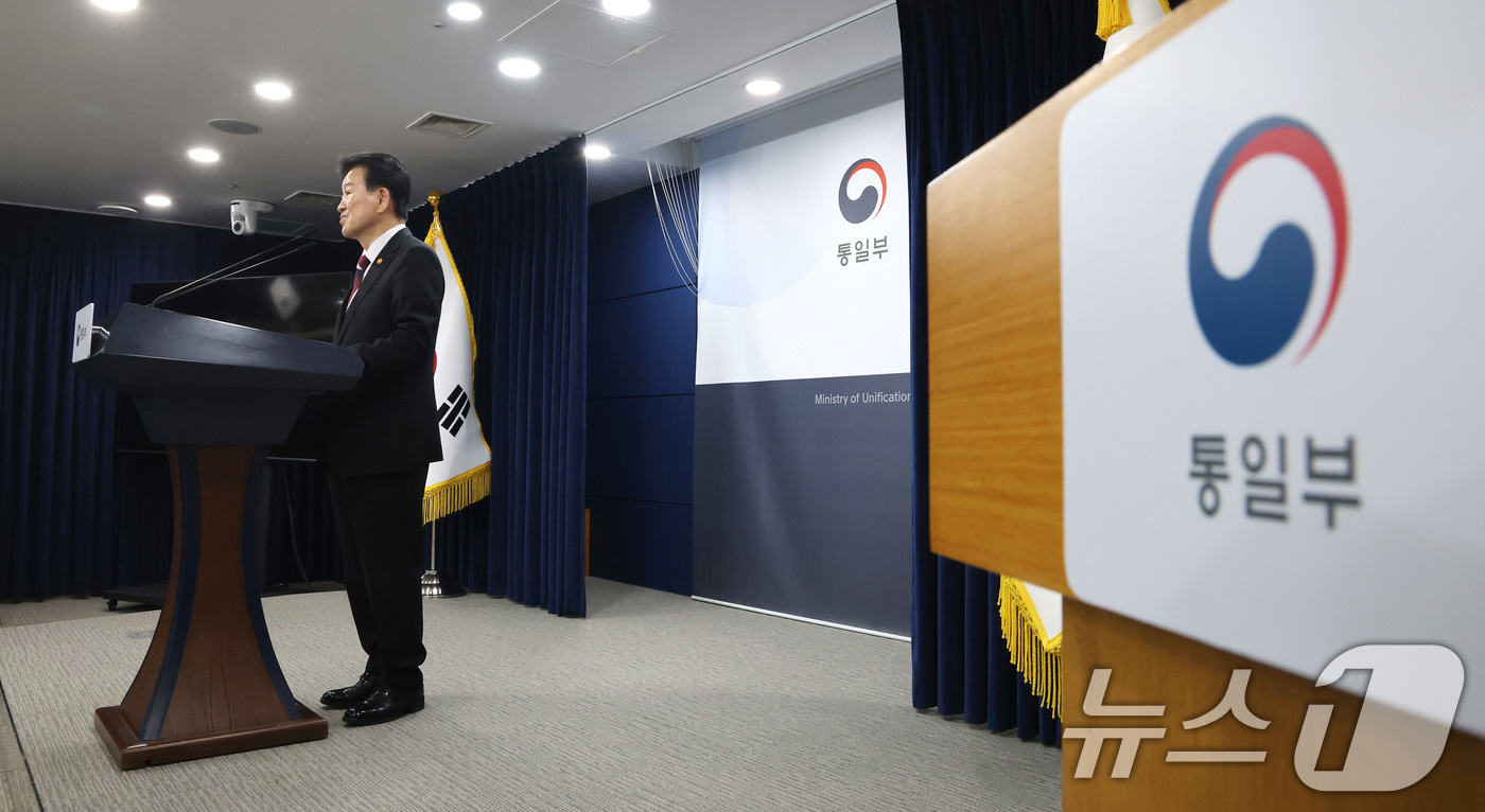 (서울=뉴스1) 임세영 기자 = 정동영 통일부 장관이 18일 서울 종로구 정부서울청사에서 무인기 사건 관련 입장 및 재발방지대책 추진 계획을 발표하고 있다. 2026.2.18/뉴스 …