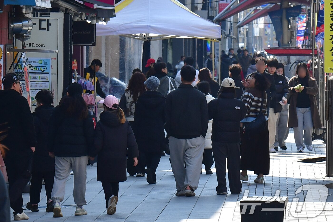 본문 이미지 - 설연휴 마지막 날인 18일 경북 포항시 중앙상가 주변이 외출 나온 시민들로 붐비고 있다. 2026.2.18 ⓒ 뉴스1 최창호 기자