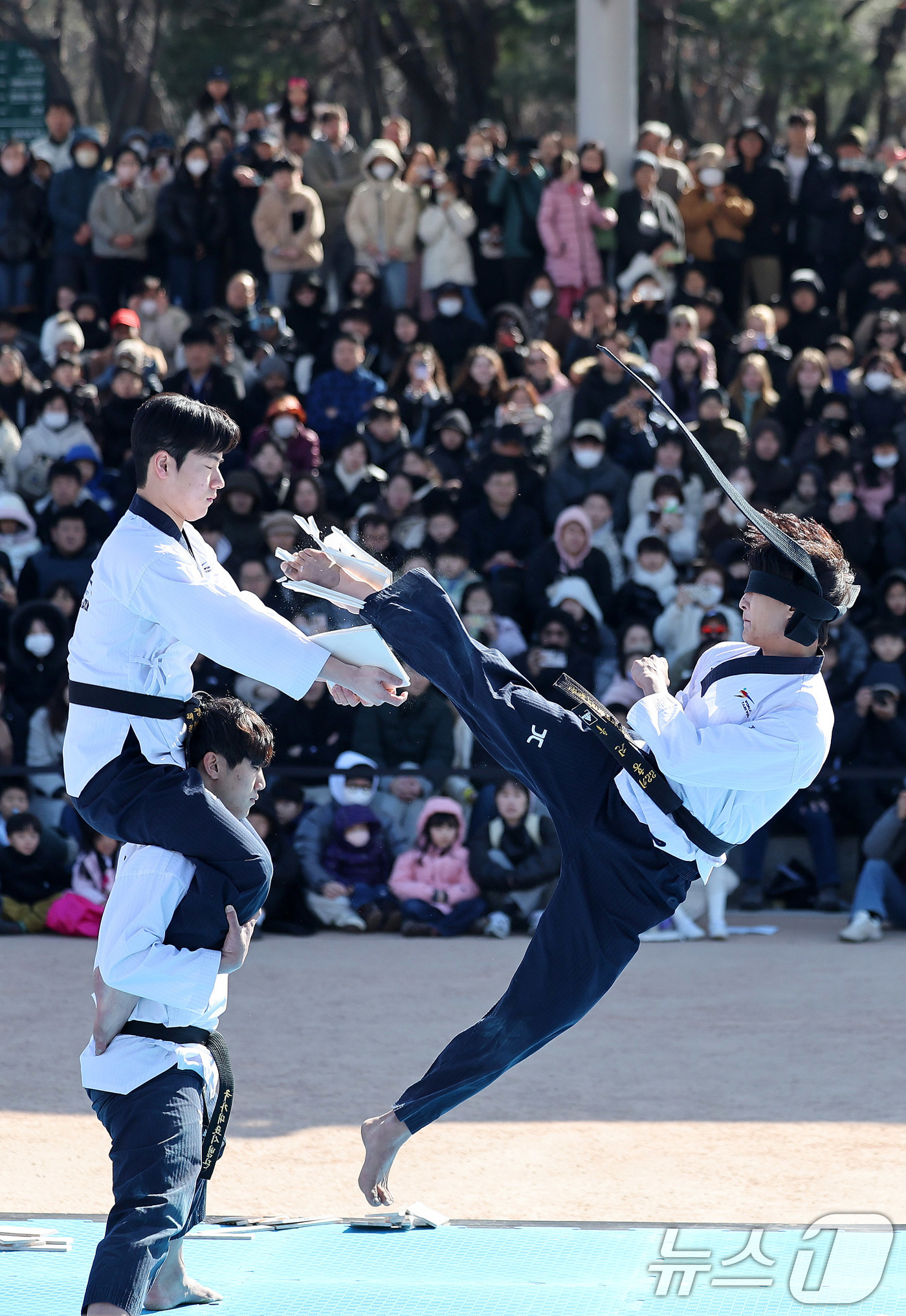 (서울=뉴스1) 박지혜 기자 = 설 연휴 마지막날인 18일 서울 중구 남산골한옥마을에서 태권도 퍼포먼스 ‘태권도! 영원한 유산!’ 시범 공연이 펼쳐지고 있다. 2026.2.18/뉴 …