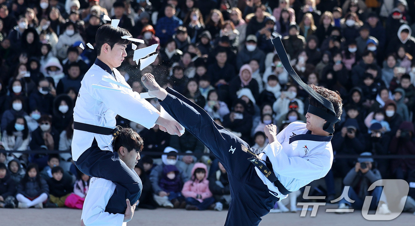(서울=뉴스1) 박지혜 기자 = 설 연휴 마지막날인 18일 서울 중구 남산골한옥마을에서 태권도 퍼포먼스 ‘태권도! 영원한 유산!’ 시범 공연이 펼쳐지고 있다. 2026.2.18/뉴 …