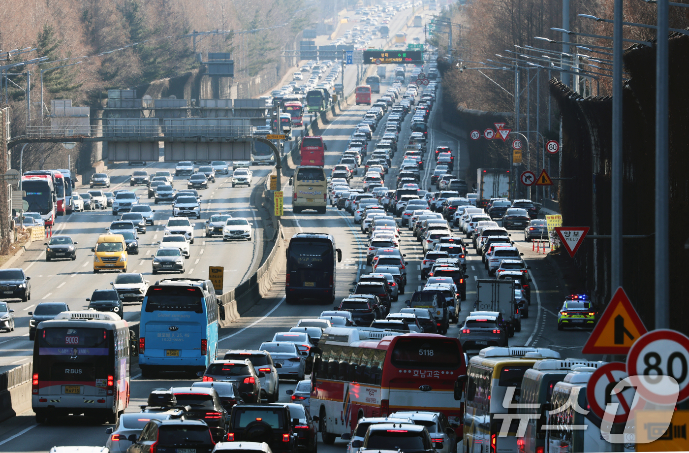 (서울=뉴스1) 오대일 기자 = 설 연휴 마지막 날인 18일 오후 서울 서초구 잠원IC 인근 경부고속도로 상행선(왼쪽)·하행선 방향 차량들이 서행하고 있다.한국도로공사는 교통 혼잡 …