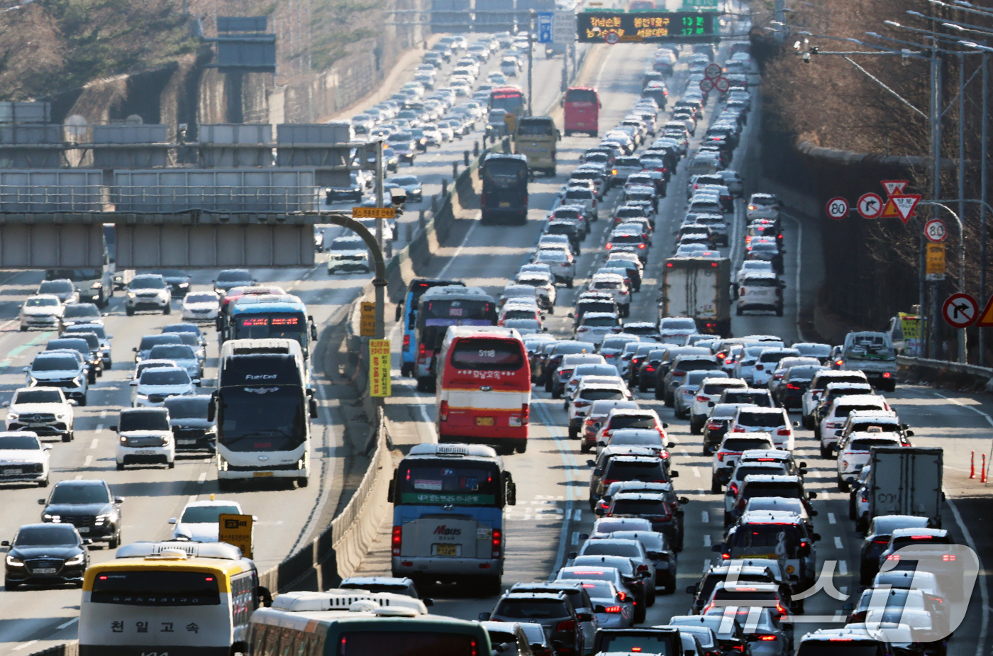 (서울=뉴스1) 오대일 기자 = 설 연휴 마지막 날인 18일 오후 서울 서초구 잠원IC 인근 경부고속도로 상행선(왼쪽)·하행선 방향 차량들이 서행하고 있다.한국도로공사는 교통 혼잡 …