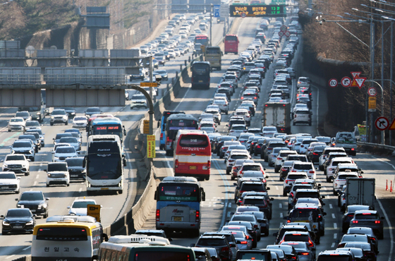 귀경길 정체 정점 지났지만 '답답'…부산→서울 4시간 30분