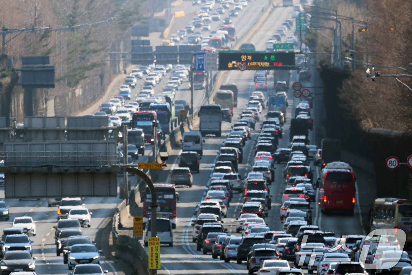 (서울=뉴스1) 오대일 기자 = 설 연휴 마지막 날인 18일 오후 서울 서초구 잠원IC 인근 경부고속도로 상행선(왼쪽)·하행선 방향 차량들이 서행하고 있다.한국도로공사는 교통 혼잡 …