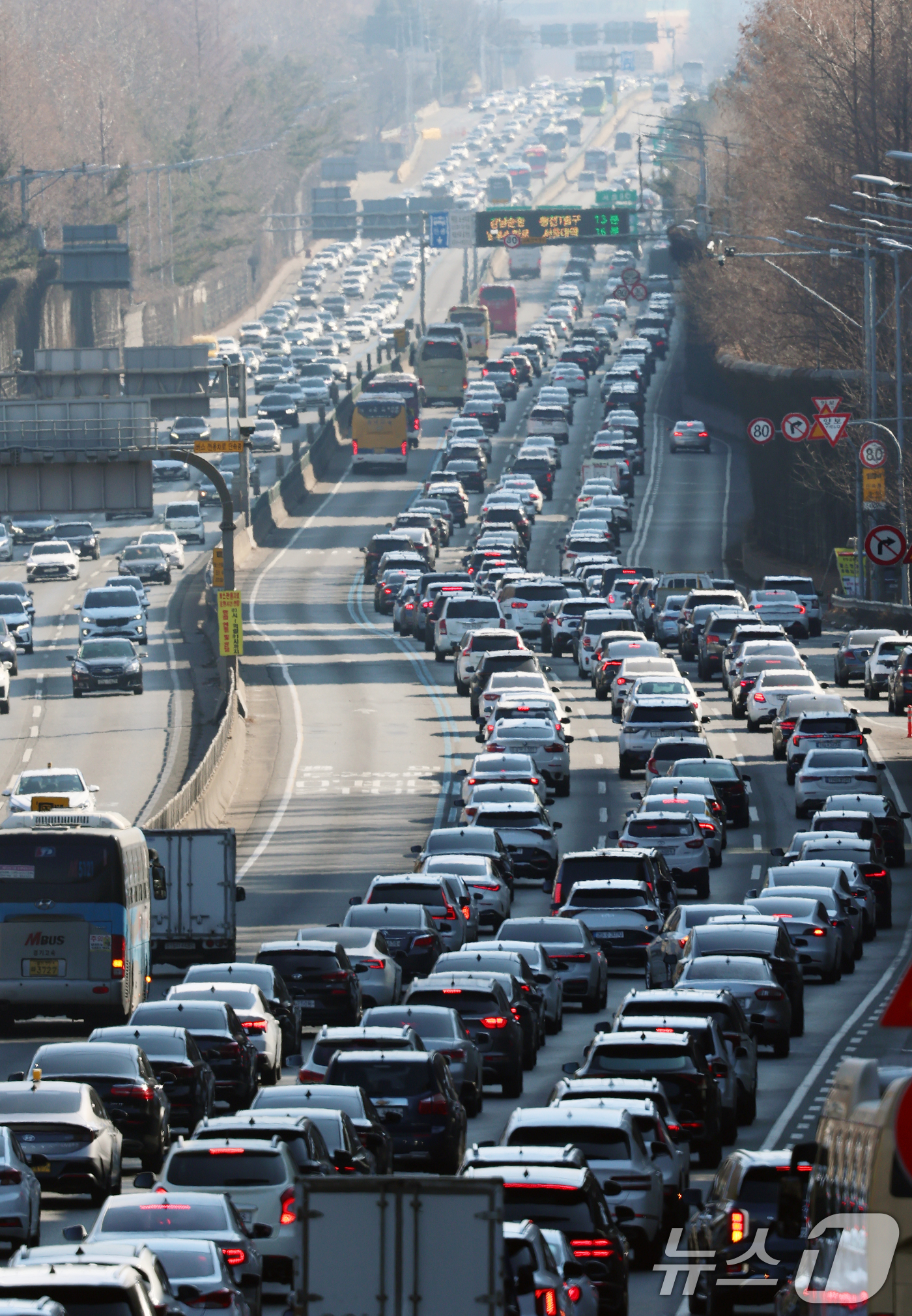 (서울=뉴스1) 오대일 기자 = 설 연휴 마지막 날인 18일 오후 서울 서초구 잠원IC 인근 경부고속도로 상행선(왼쪽)·하행선 방향 차량들이 서행하고 있다.한국도로공사는 교통 혼잡 …